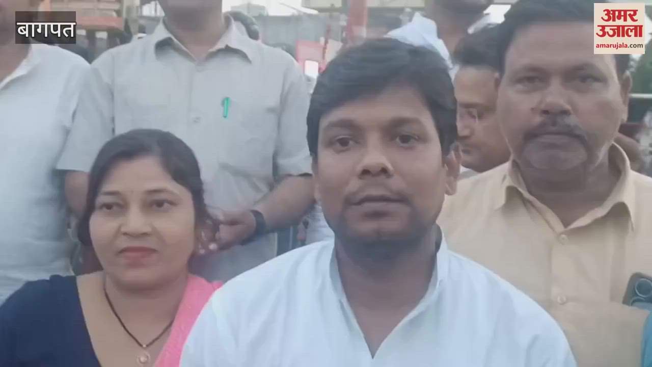 Congress leaders and workers garlanded the statues of the martyrs and lit candles