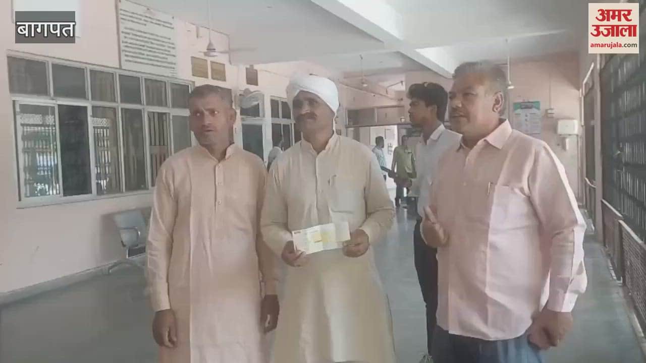 Former soldier Ramesh gave a cheque of 21 thousand rupees to DM to encourage Indian soldiers