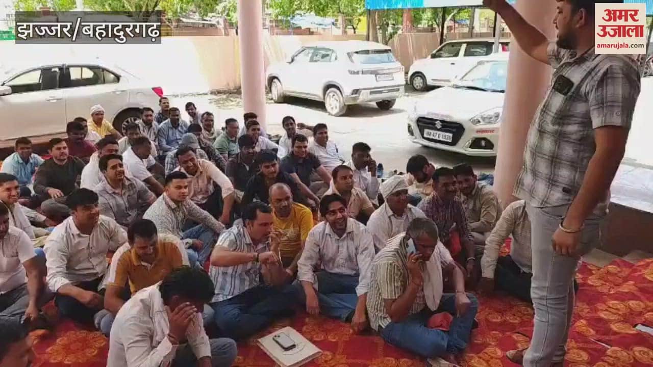 Electricity employees demonstrated in Beri of Jhajjar regarding pending demands