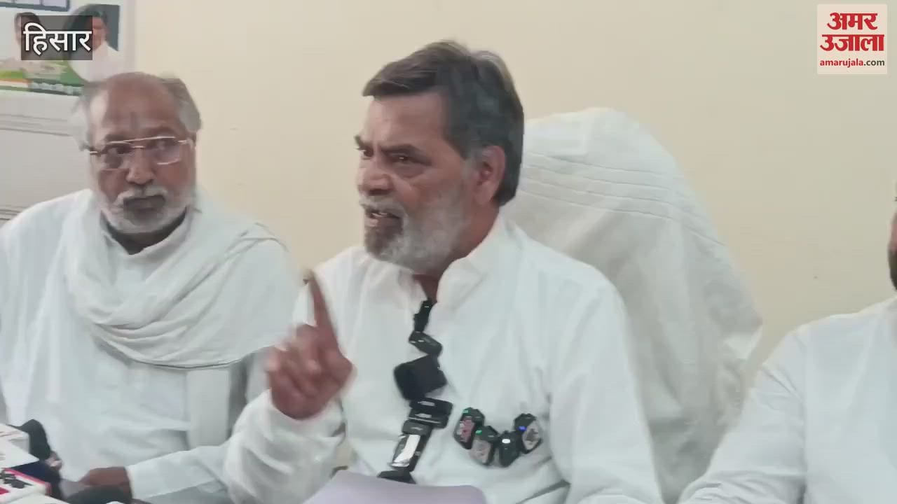 Congress leader Krishna Singla Titu in Hisar accuses mayor of owing property tax of lakhs of rupees