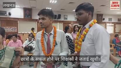 CBSE Result: छात्र-छात्राओं के सफल होने पर शिक्षकों ने जताई खुशी, मिठाई खिलाकर दी बधाई