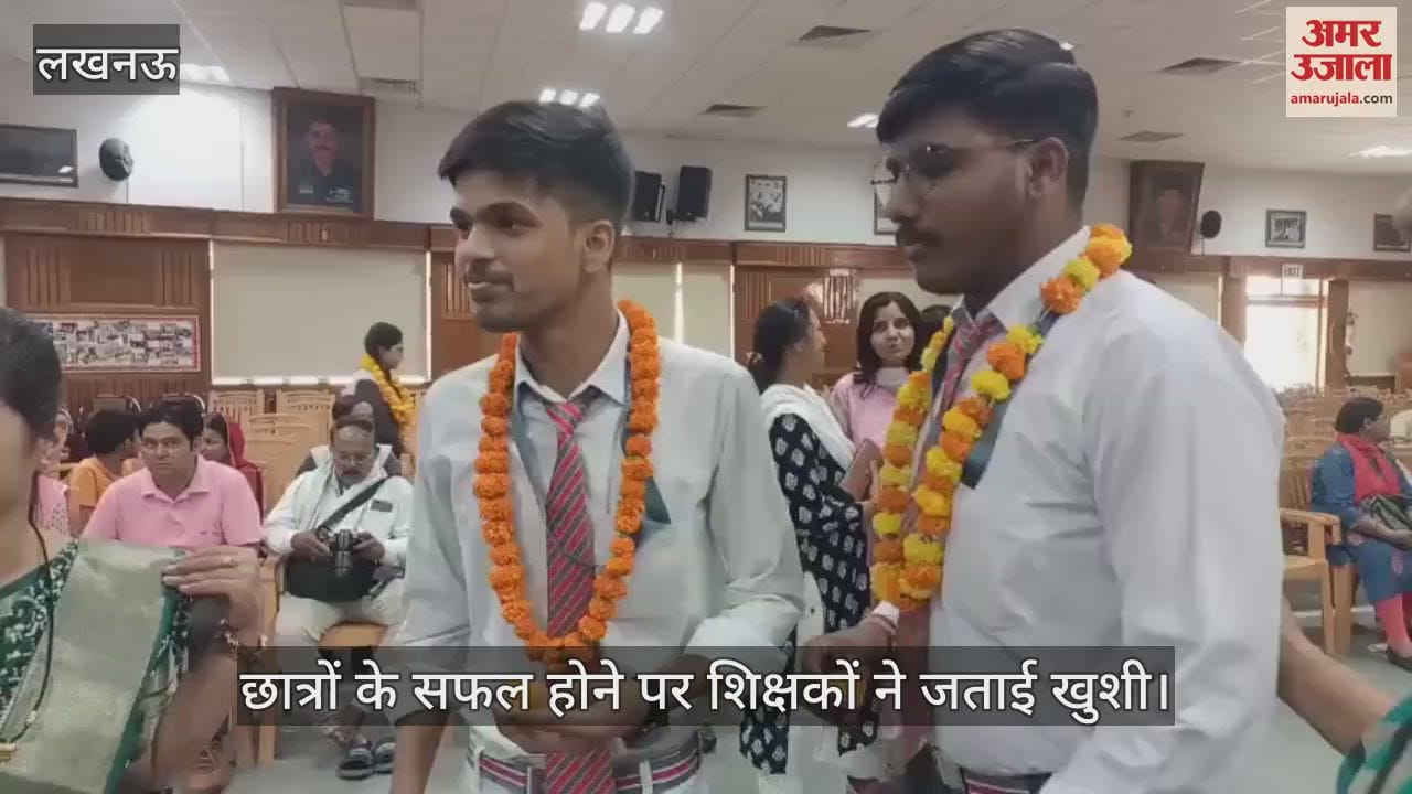 CBSE Result: छात्र-छात्राओं के सफल होने पर शिक्षकों ने जताई खुशी, मिठाई खिलाकर दी बधाई