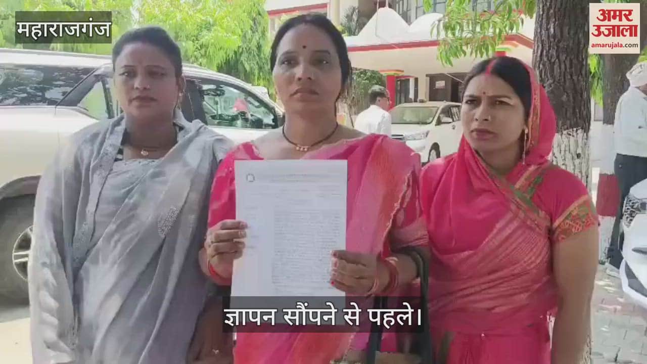 Anganwadi workers and assistants association submitted a memorandum to the DM
