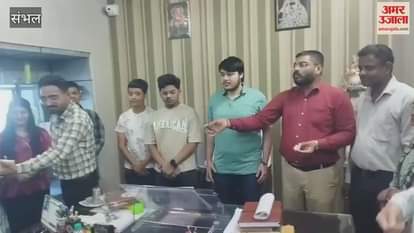 Brilliant students rejoiced after seeing CBSE Intermediate and High School results, sweets distributed in Chandausi schools