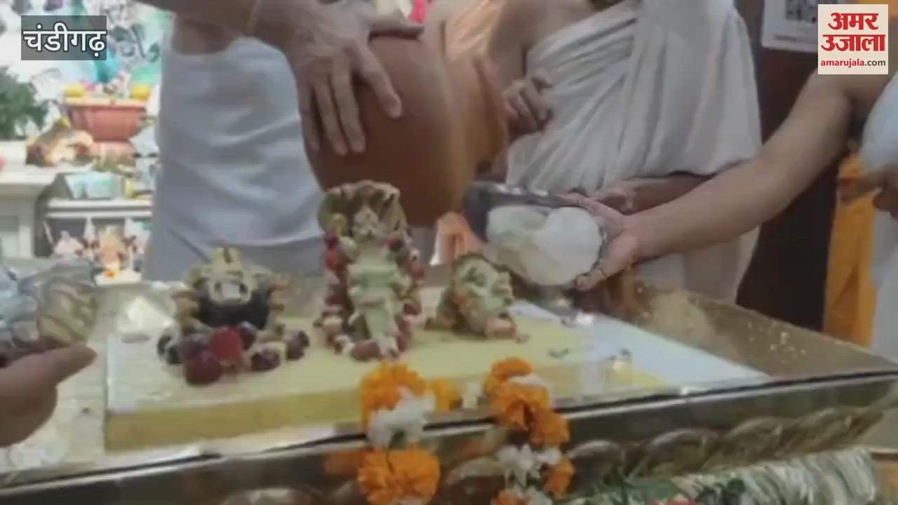 चंडीगढ़ में नृसिंह जयंती पर भगवान का अभिषेक और शृंगार