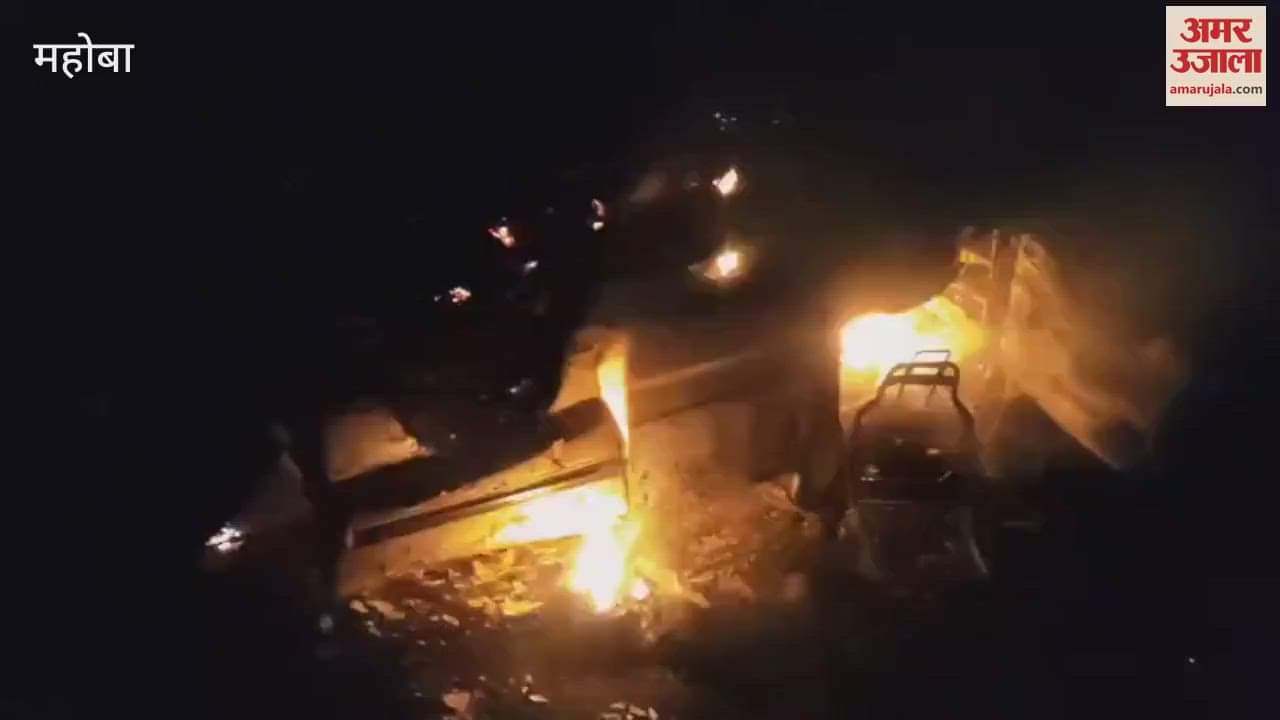 moving van caught fire in Mahoba, overturned in a ditch, people started screaming and shouting