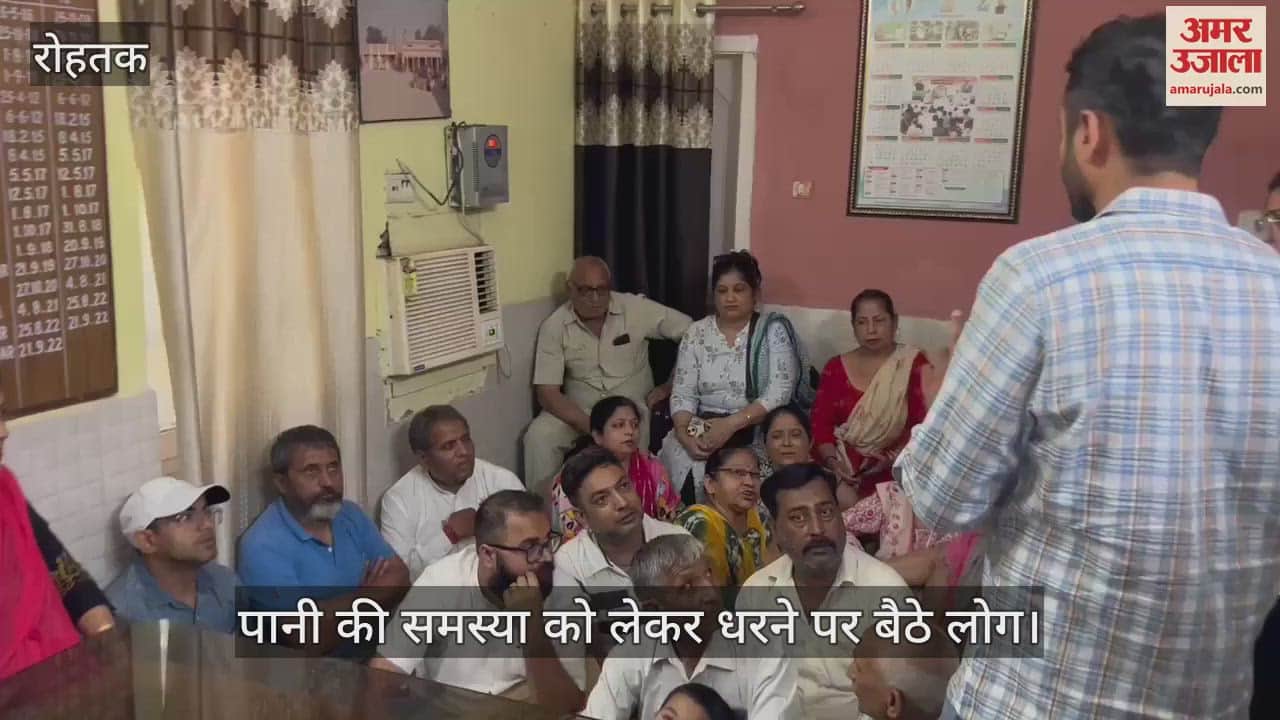 People sit on dharna in Mansarovar sub division office regarding water supply problem