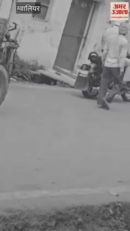 Gwalior: Video of collecting entry fee from tractor trolley goes viral, SP suspends policeman
