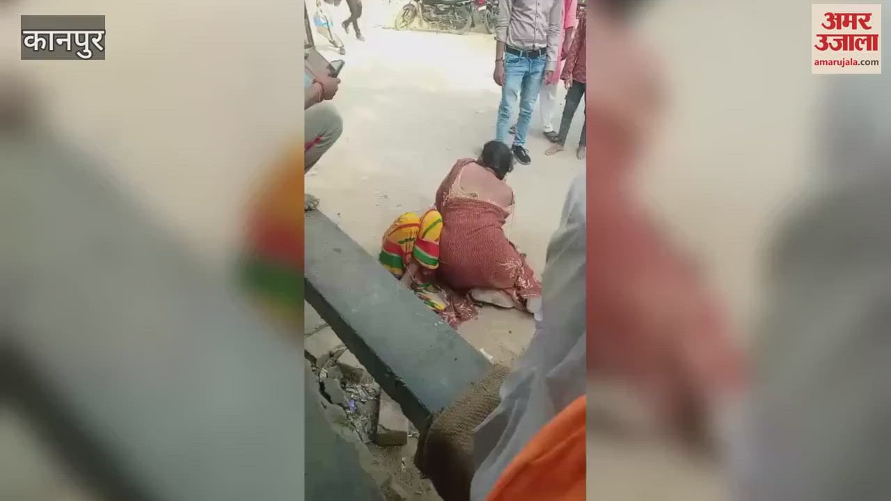 Two women got into a scuffle in the middle of the market over a trivial matter