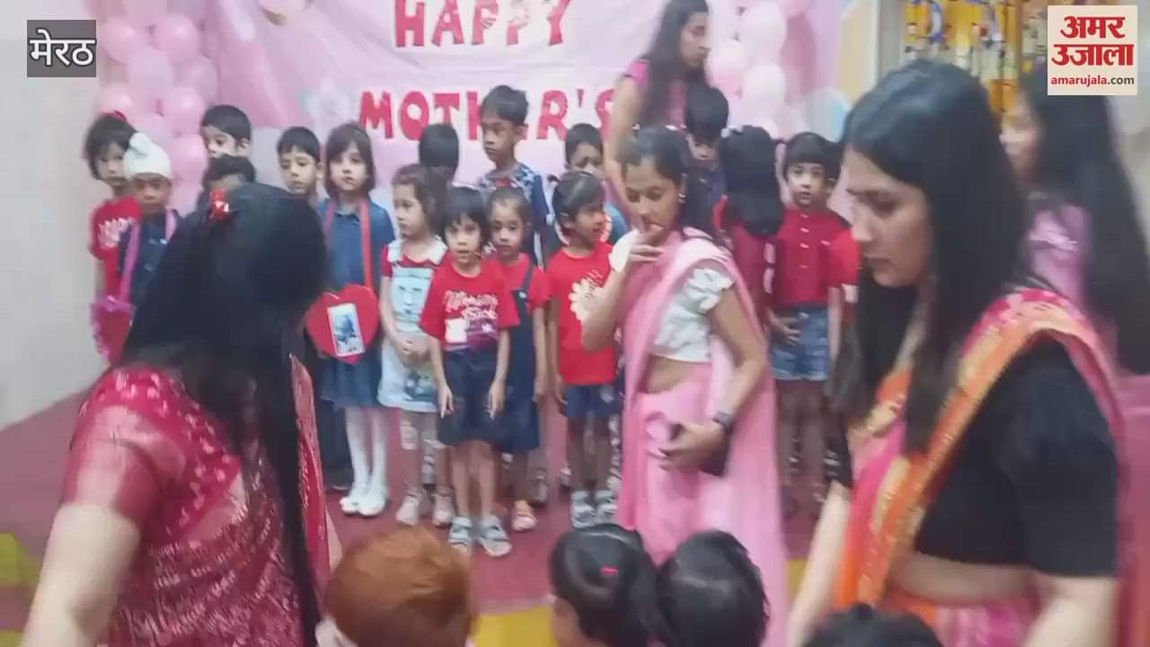 Mother's Day was celebrated in Little Apex School located in Begumbagh, children did activities with their mothers