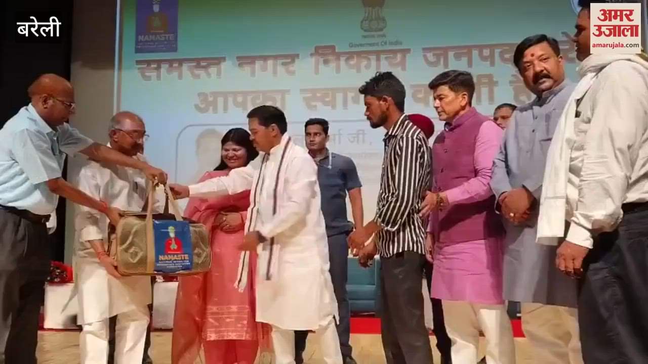 Union Minister of State BL Verma honored sanitation workers in Bareilly