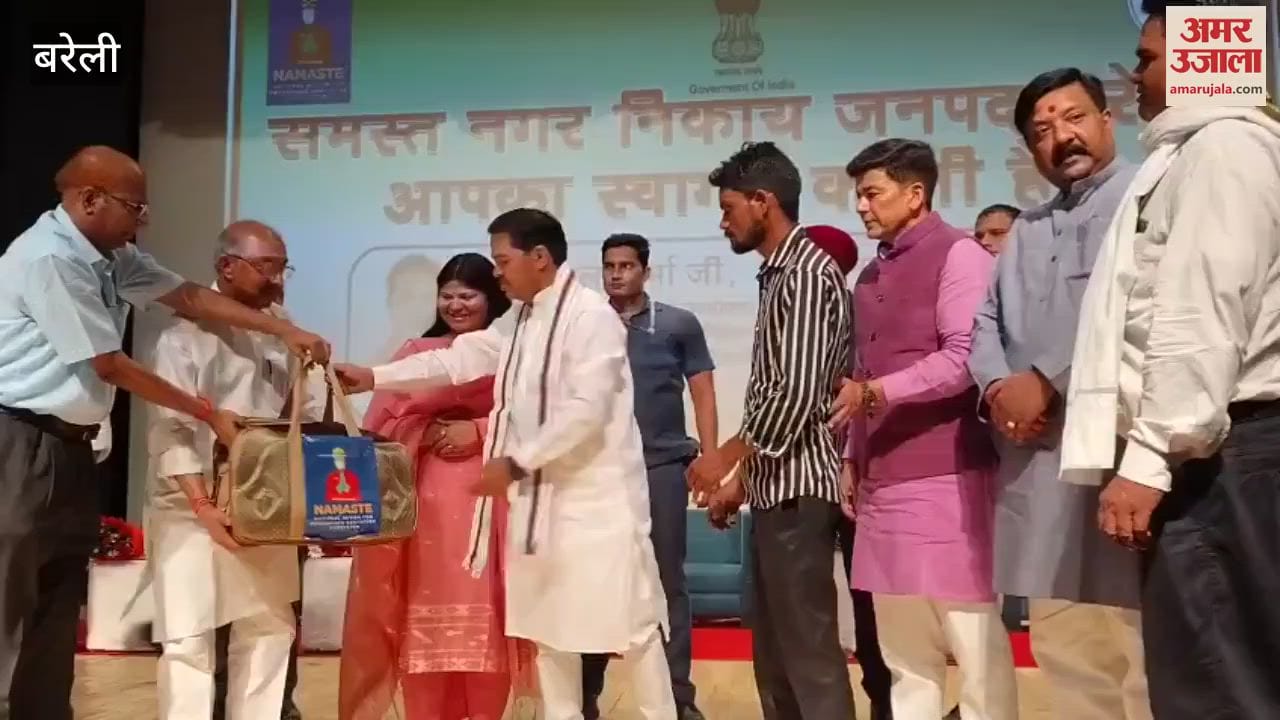 Union Minister of State BL Verma honored sanitation workers in Bareilly