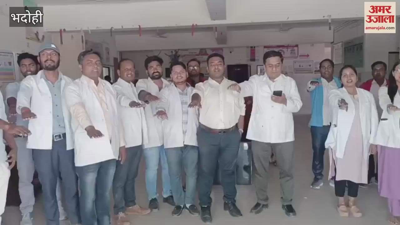 health workers along with superintendent took the oath of Dengue Day In Bhadohi