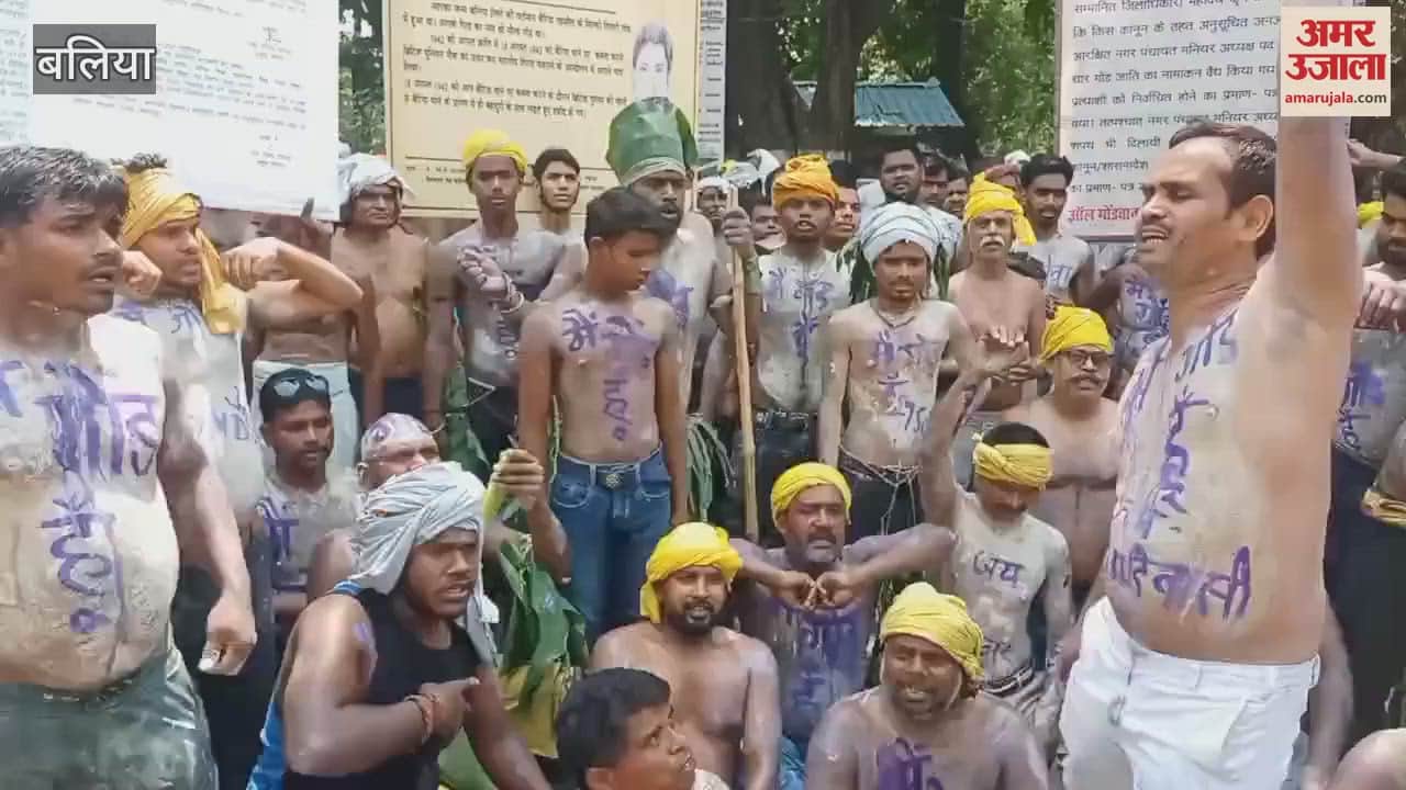 People of the society staged half naked protest regarding caste certificate
