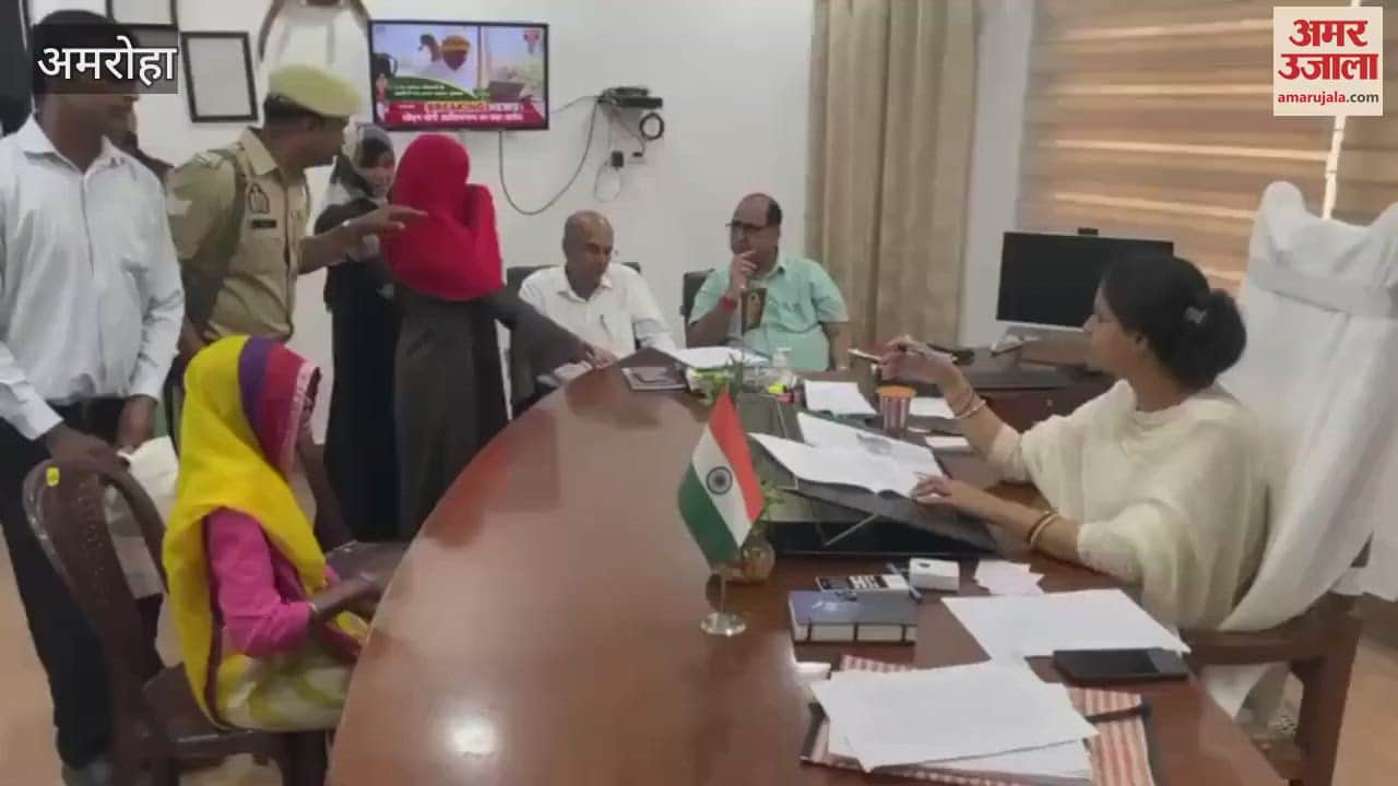 Janta Darbar held in Amroha, DM heard the complaints of the complainants, resolved on the spot