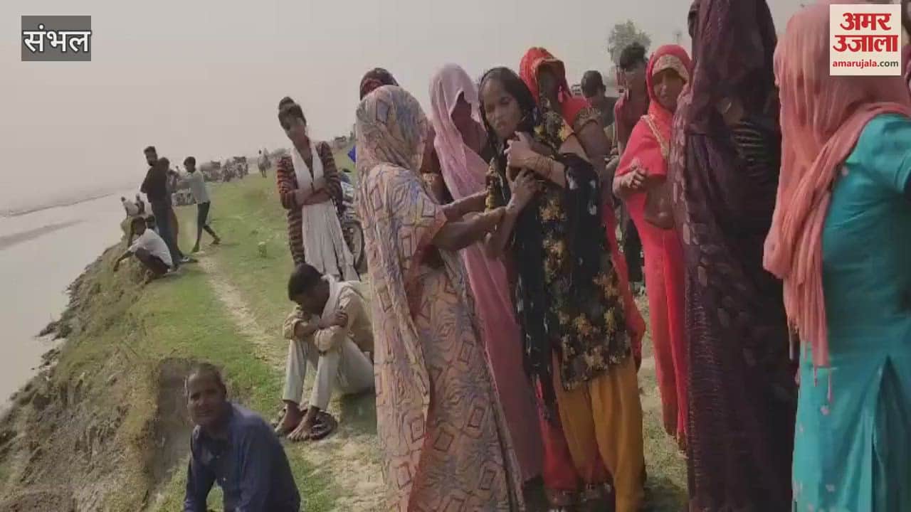 Two teenage girls who went to pluck tomatoes drowned in Ganga, an eight-year-old innocent was rescued safely