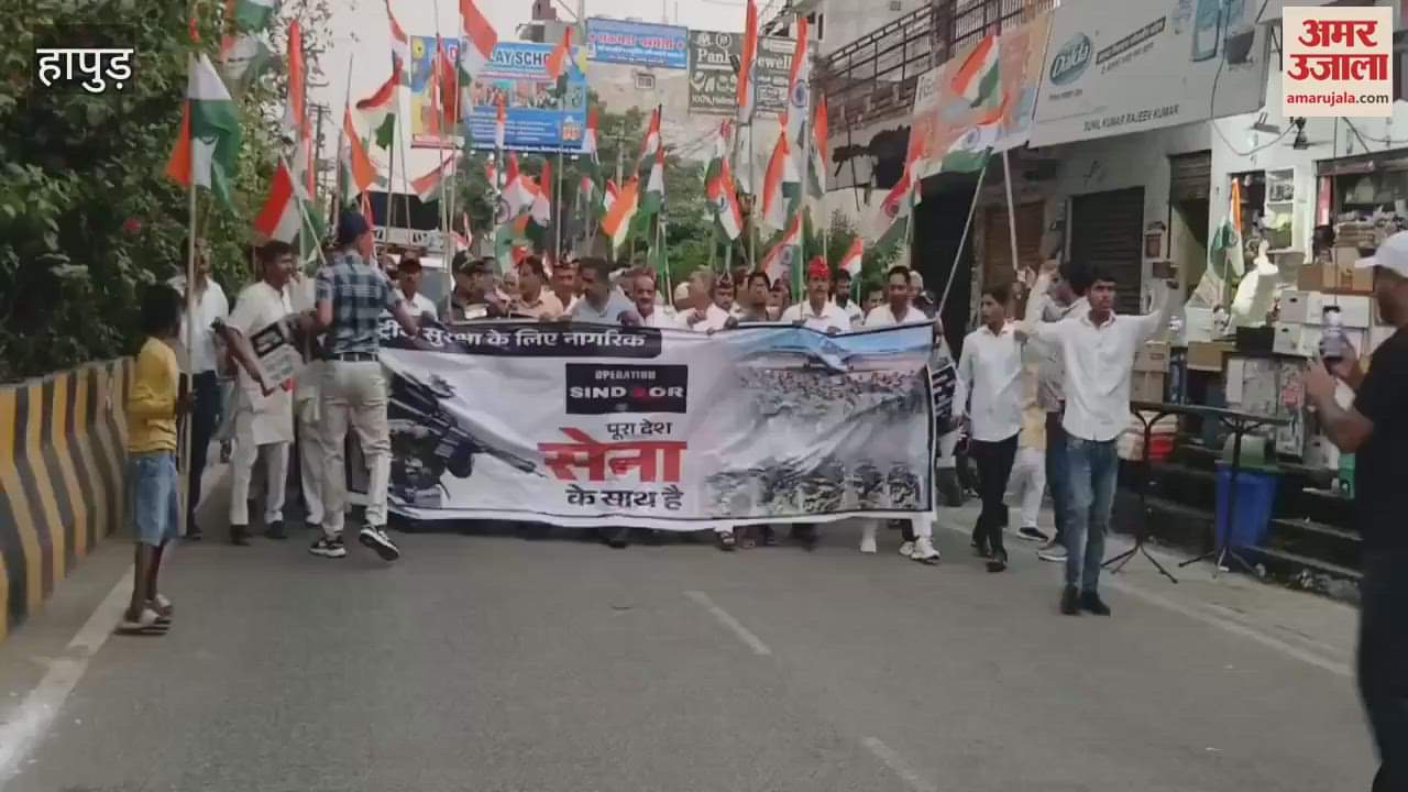 Tiranga Yatra was taken out in Hapur in honor of soldiers