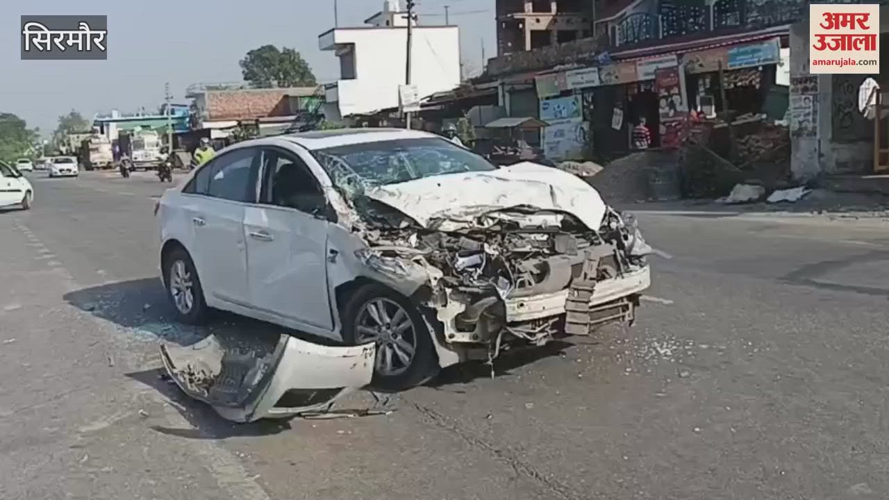 Sirmaur A car hit a private school bus in Mishrawala