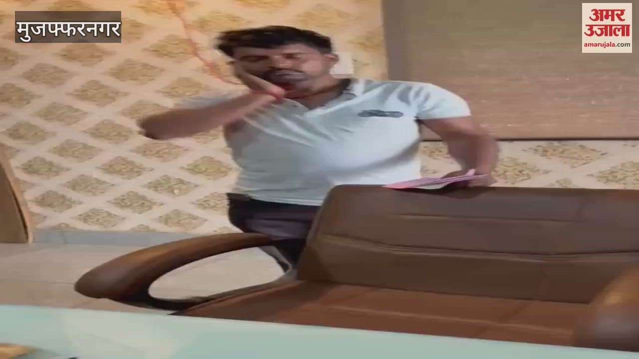 Businessman punishes truck driver by slapping his own cheek 20 times for asking for leave