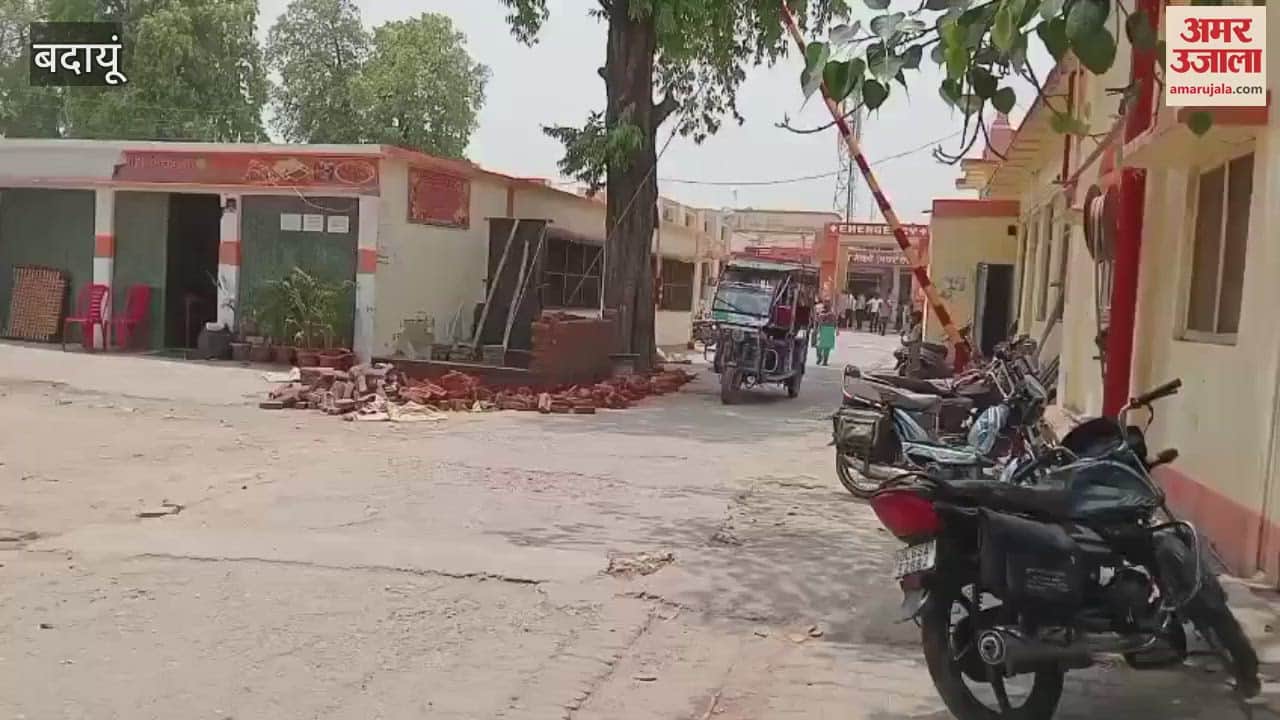 relatives took the dead body of woman on e-rickshaw from the district hospital Budaun