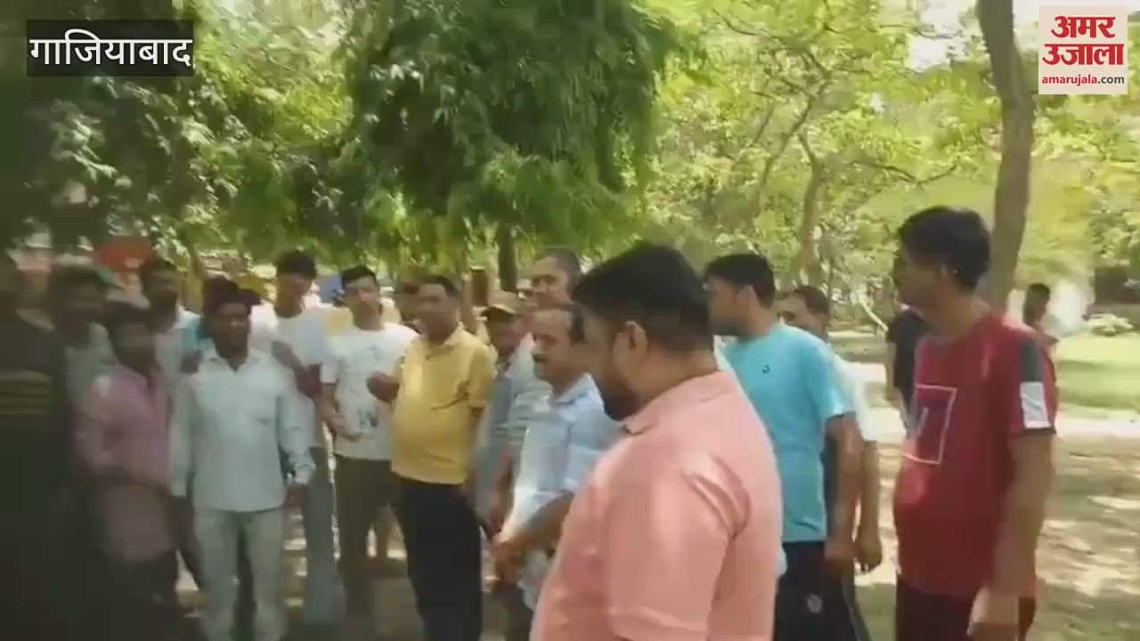 People troubled by power cuts in Ghaziabad protested against the officials