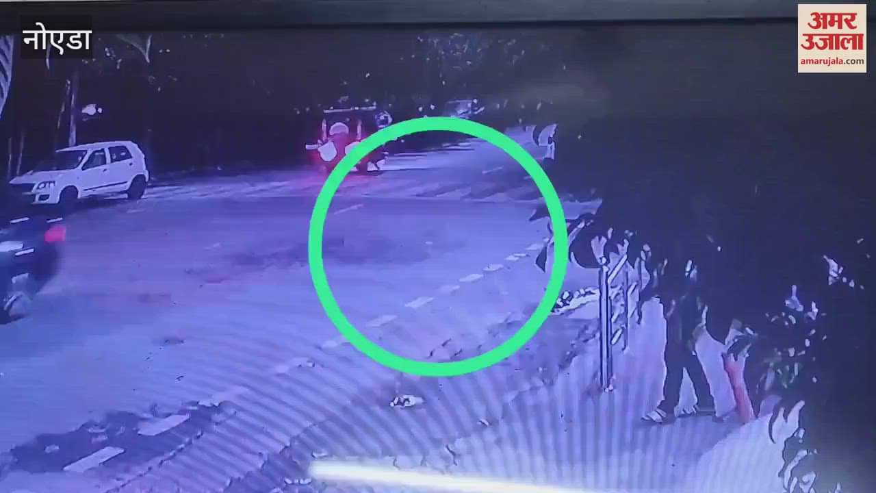 Bike riding miscreants tried to snatch mobile phone from a passerby in Noida