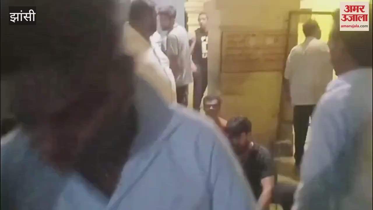 The citizens reached Munnalal Power House at midnight shouting slogans of 'Give us light! Give us light!'