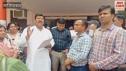 Shikshamitras staged a protest against the summer camp