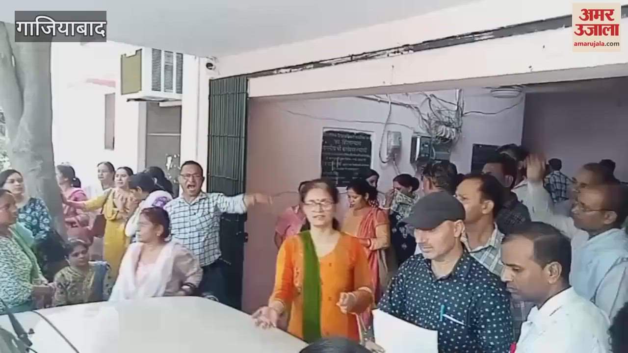 Shikshamitras and instructors protested against order to organize summer camps In Ghaziabad