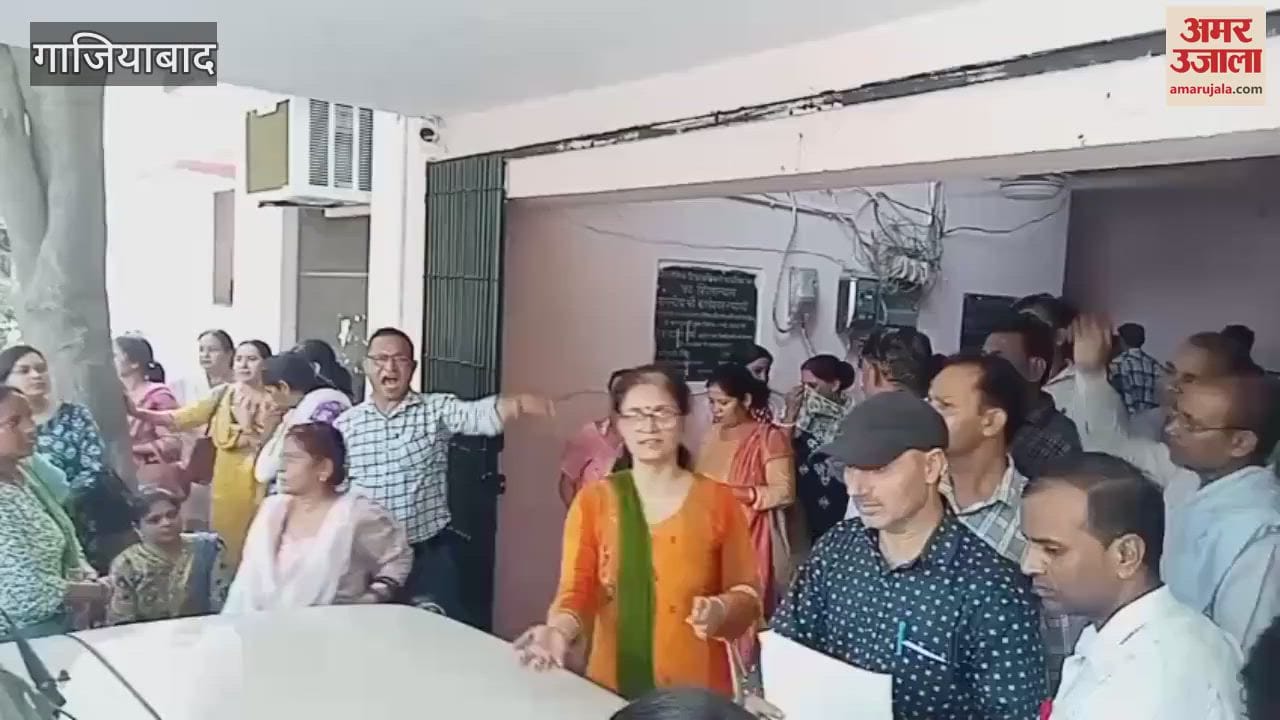Shikshamitras and instructors protested against order to organize summer camps In Ghaziabad
