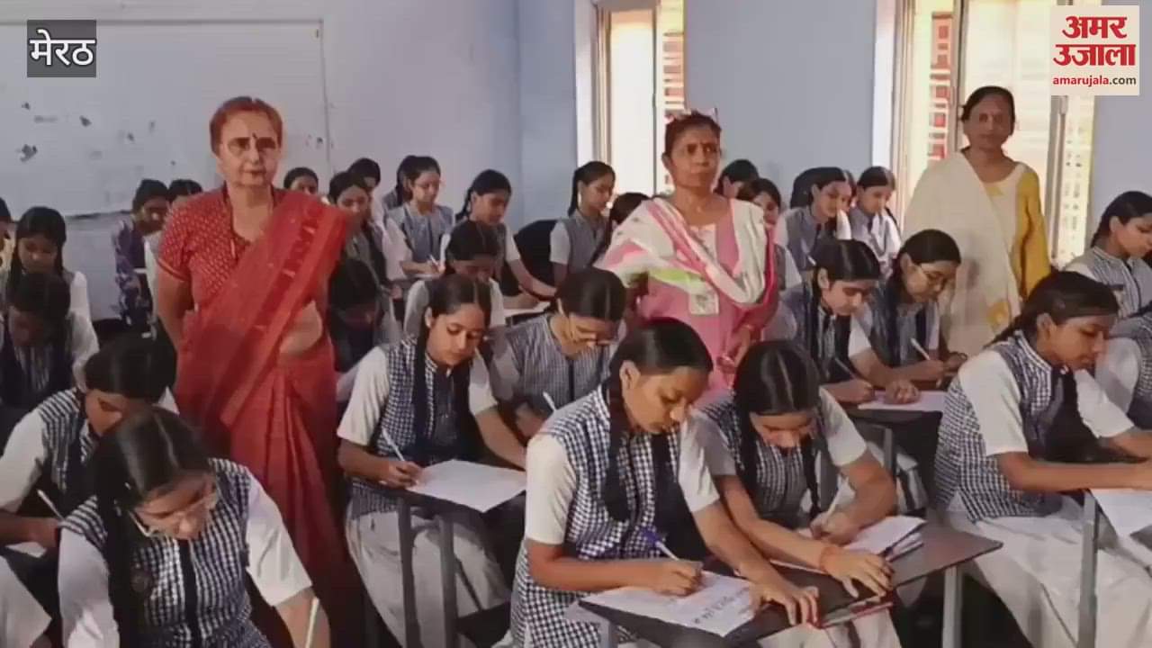 Students of RG Inter College participated in the essay competition organized by Amar Ujala