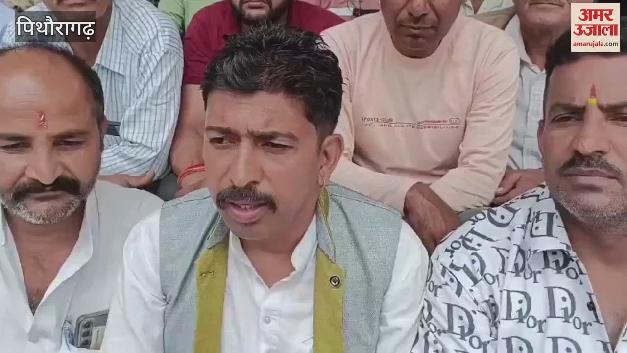Angry ration vendors staged a protest due to non-payment of honorarium and bills in pithoragarh