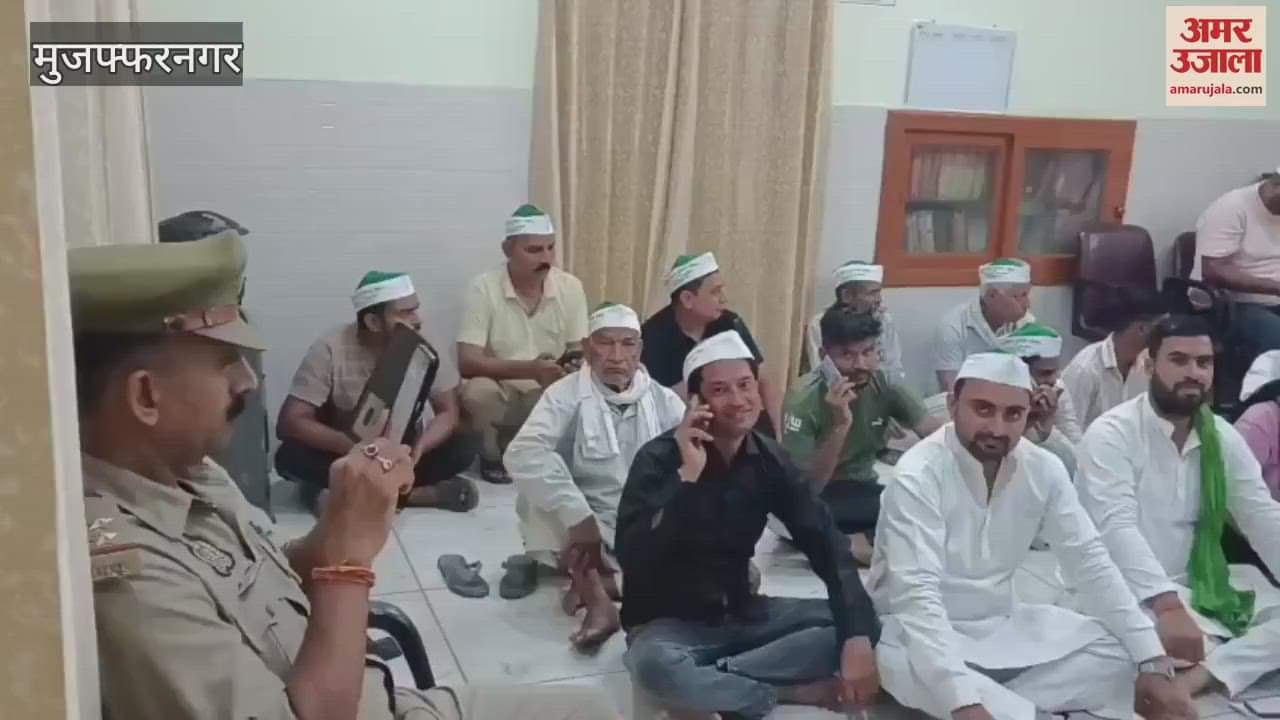 Muzaffarnagar: Dharna held at EO office to remove the gate of Ekta Vihar