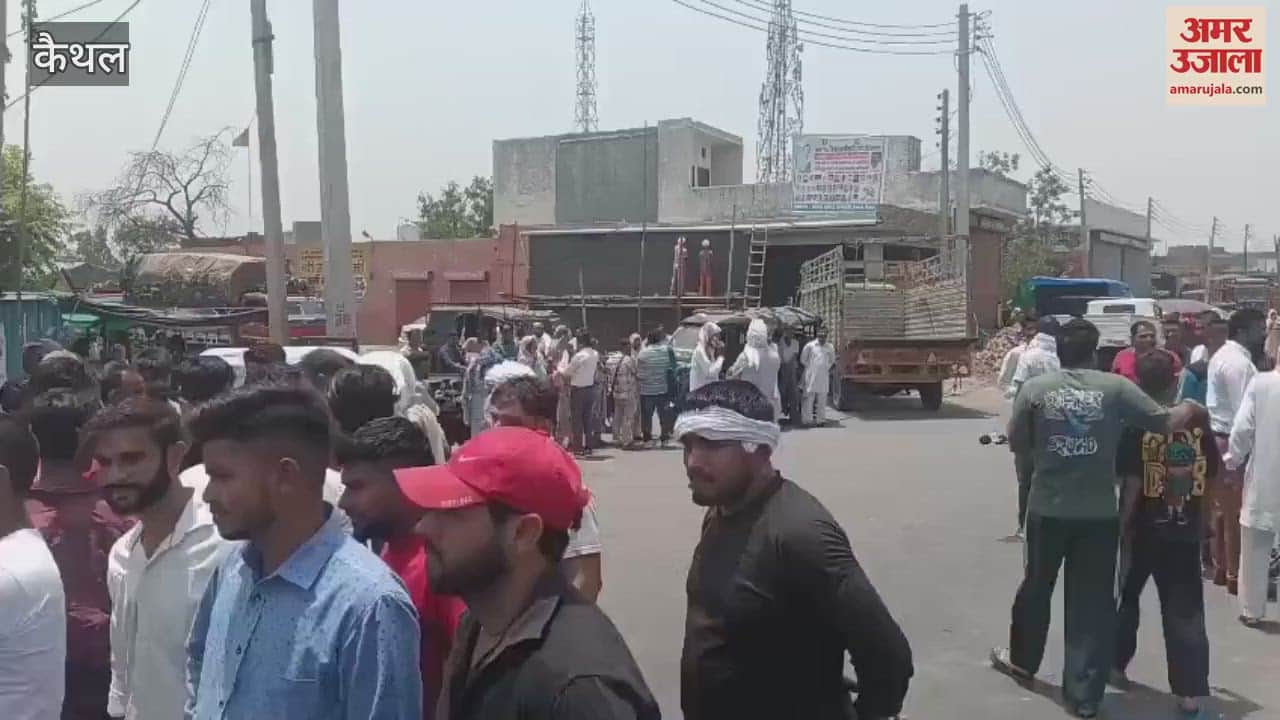 Colony residents, angry with the water shortage in Kaithal's Amargarh Gamdi, blocked the road