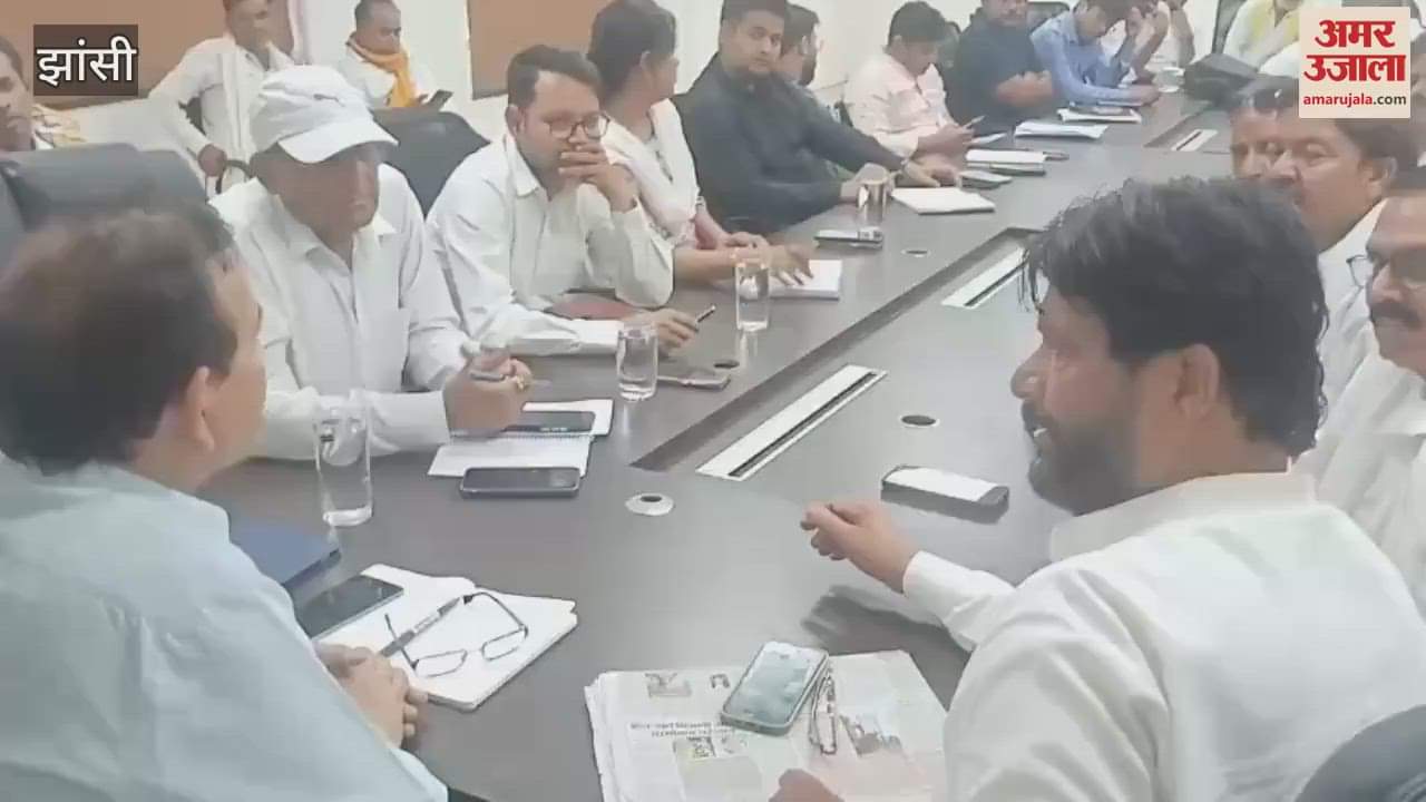 Congress gheraoed the Chief Engineer Electricity Distribution Section over the electricity problem in Jhansi