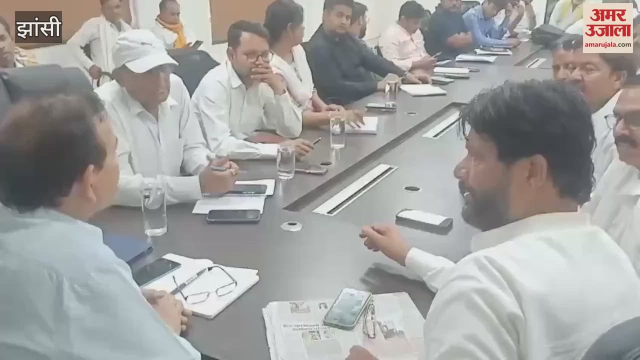 Congress gheraoed the Chief Engineer Electricity Distribution Section over the electricity problem in Jhansi