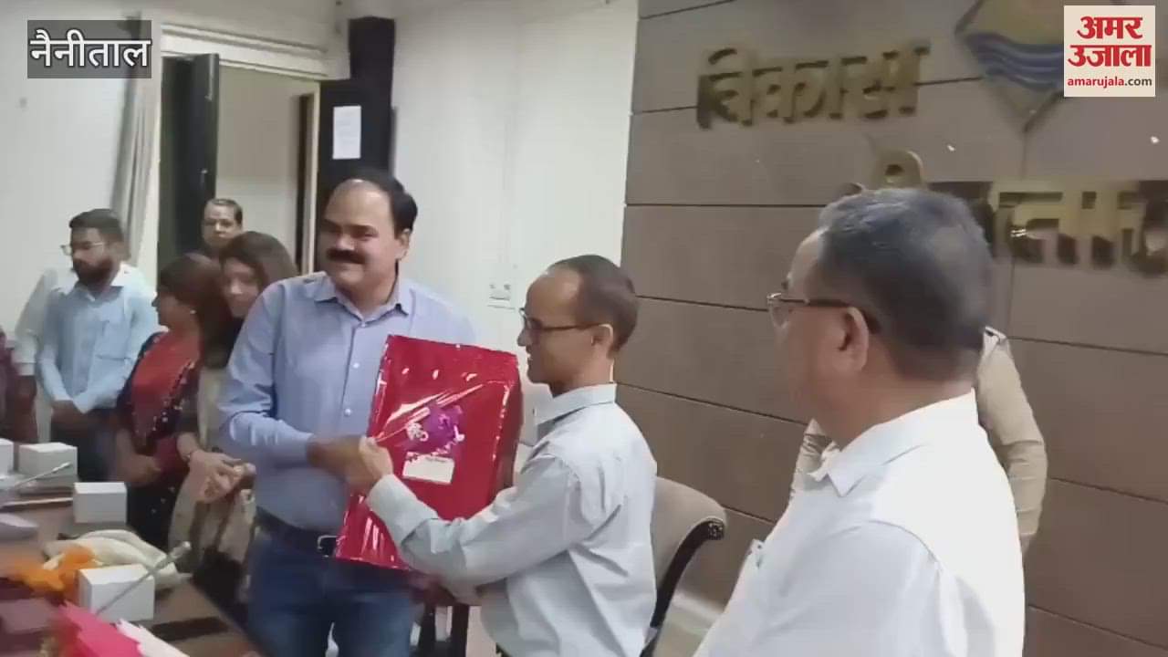 Officers and employees bid farewell to CDO Ashok Kumar Pandey in bhimtal
