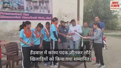 Players who returned after winning bronze medal in handball were honored