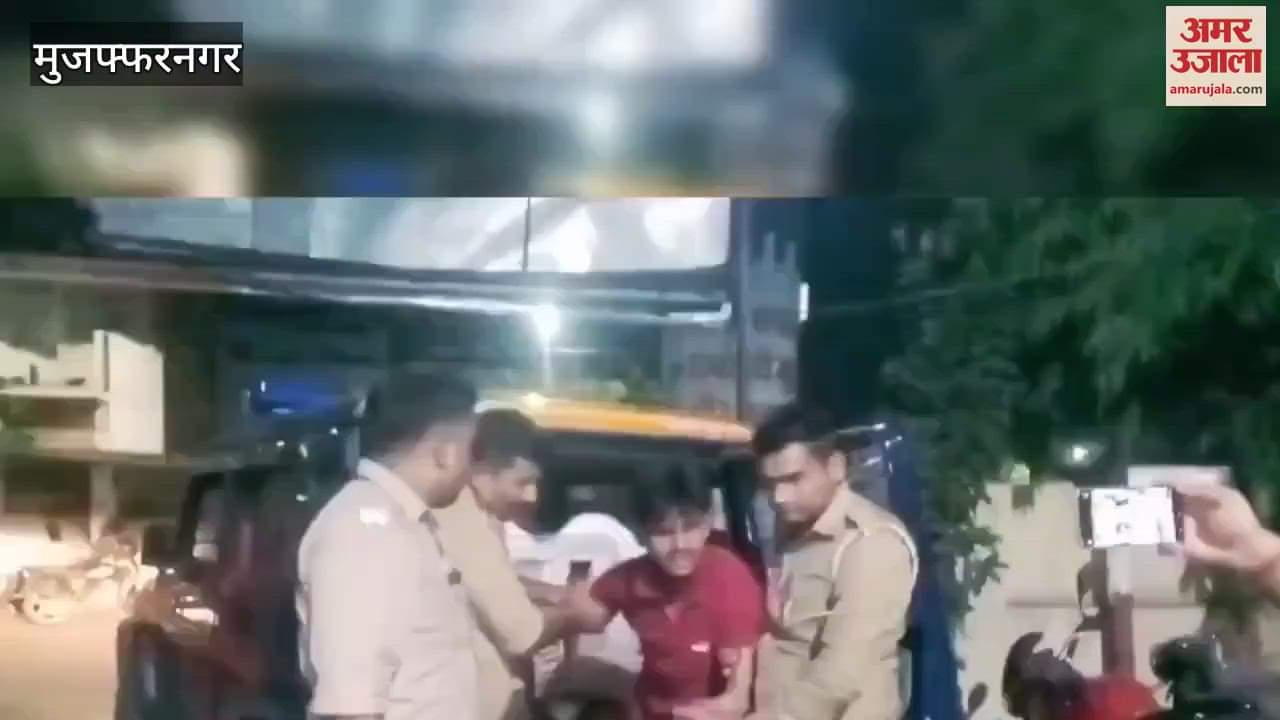 Muzaffarnagar: Girl student got slapped 11 times after calling her lover to college, police caught her and said sorry, watch video
