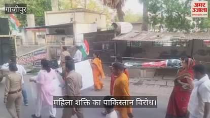 Sindoor Yatra was taken out in Ghazipur women power came out with tricolor in their hands