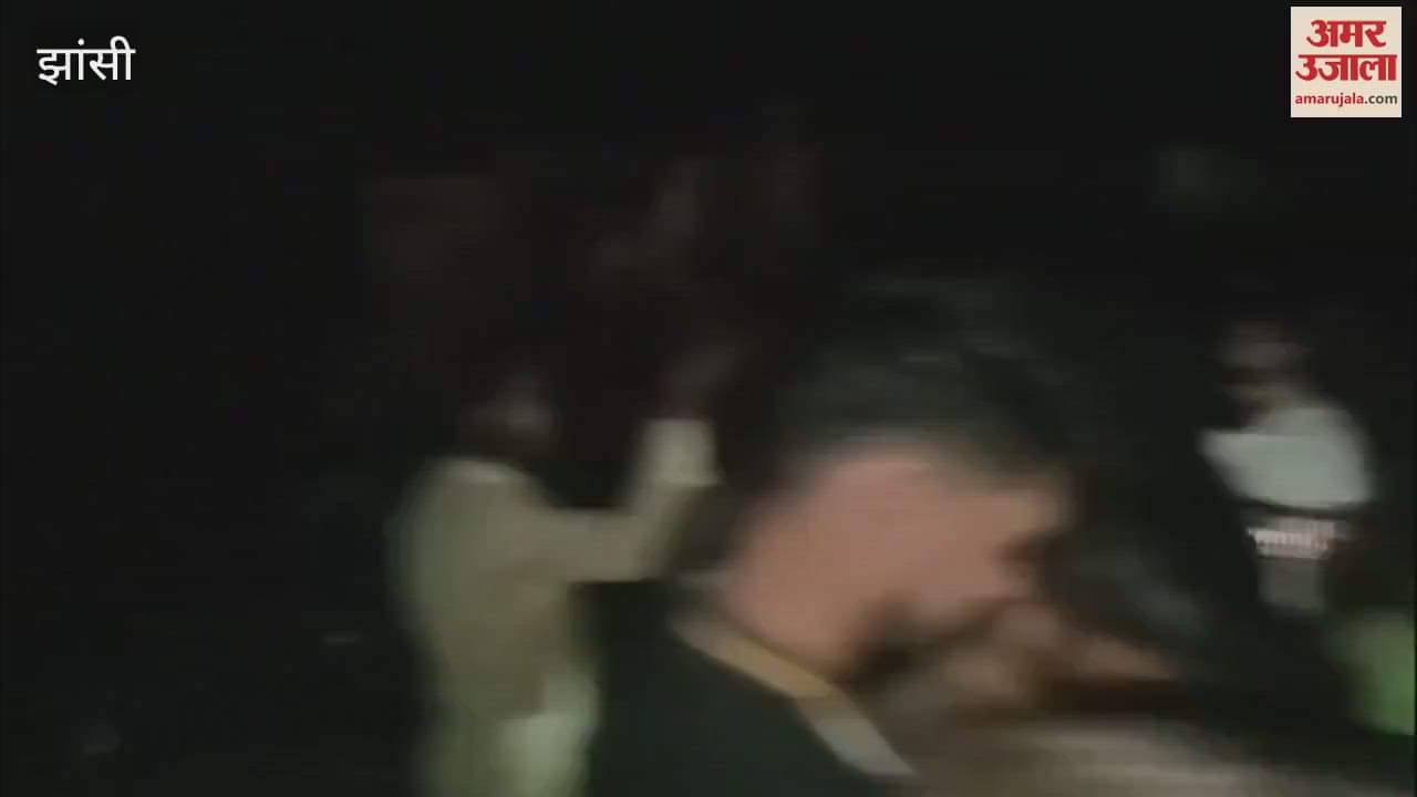 Children, old people and women, troubled by power cuts for the third consecutive day, came out on the streets and blocked BKD crossing