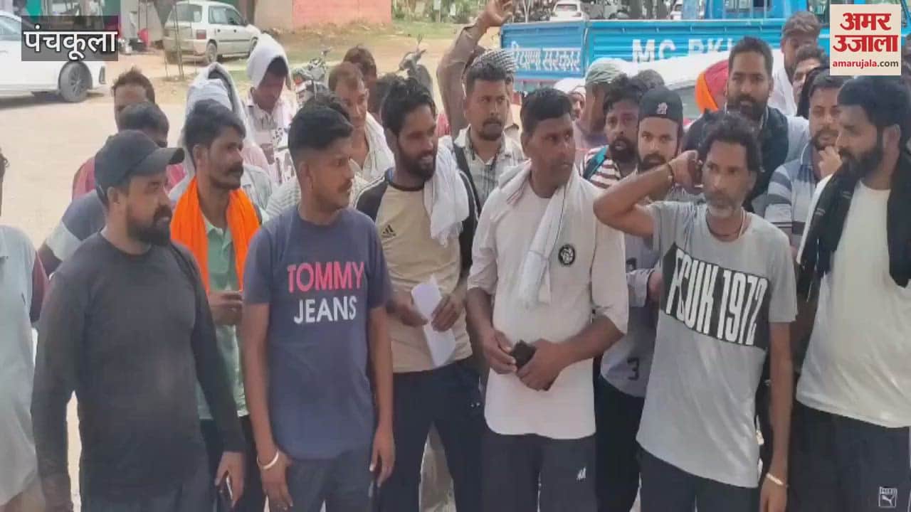 Door to door drivers and helpers raised slogans outside Panchkula Corporation office