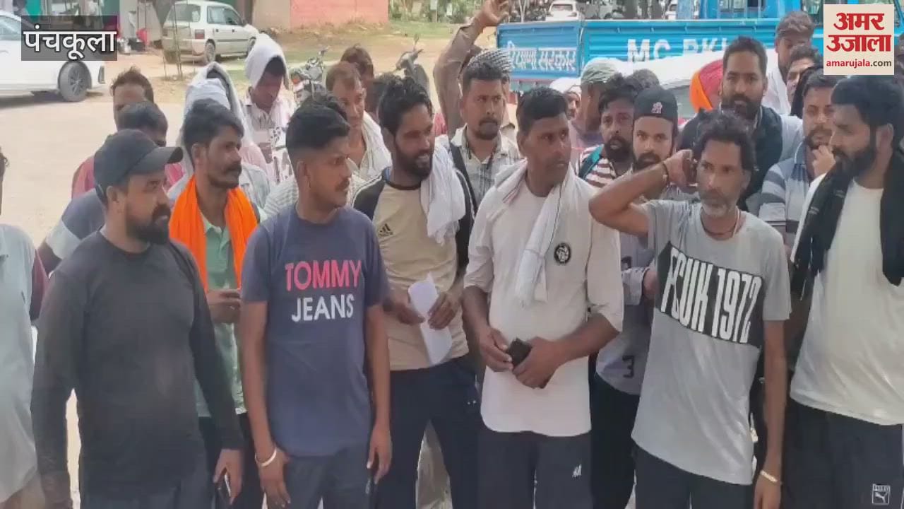 Door to door drivers and helpers raised slogans outside Panchkula Corporation office