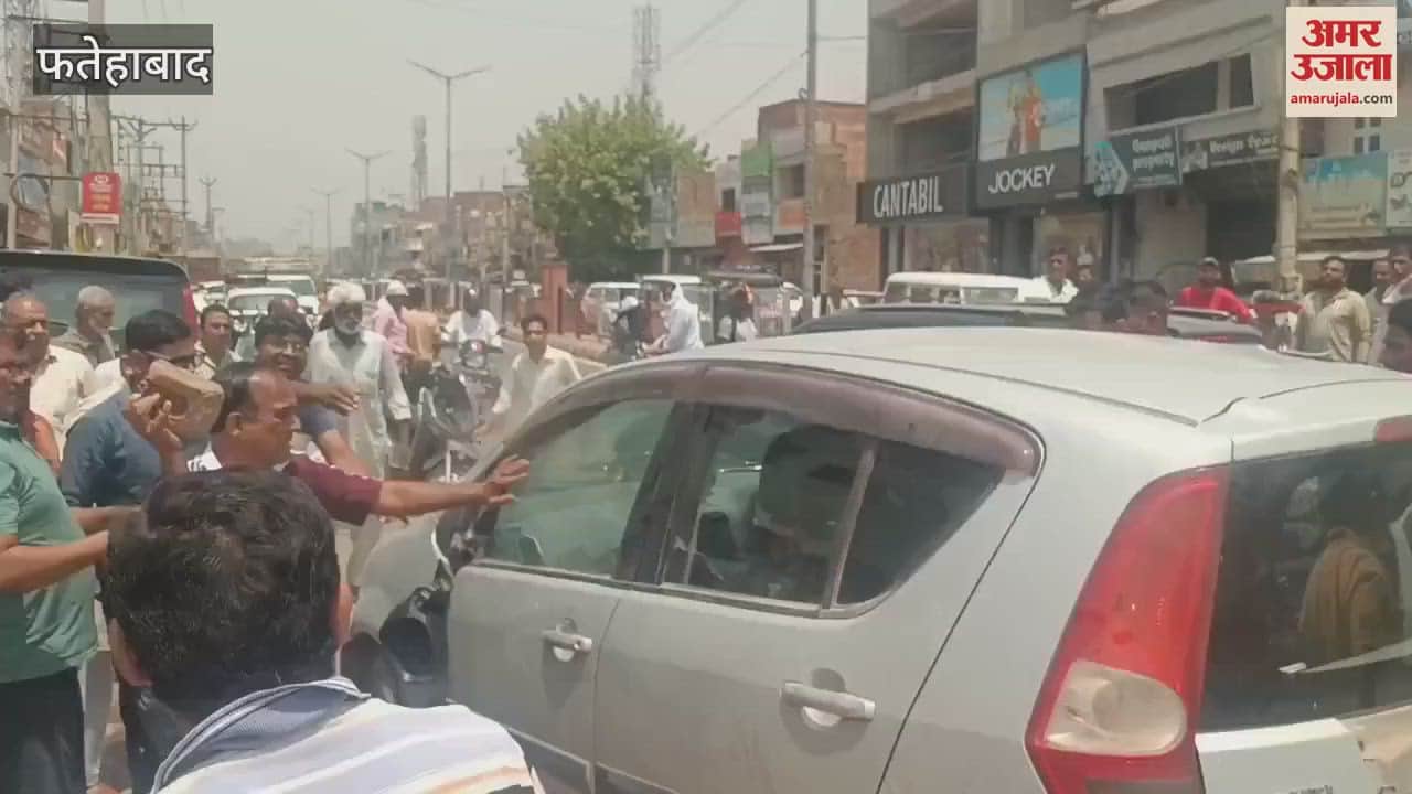 Suspected of drunk driving in Fatehabad, uncontrolled car hits scooty