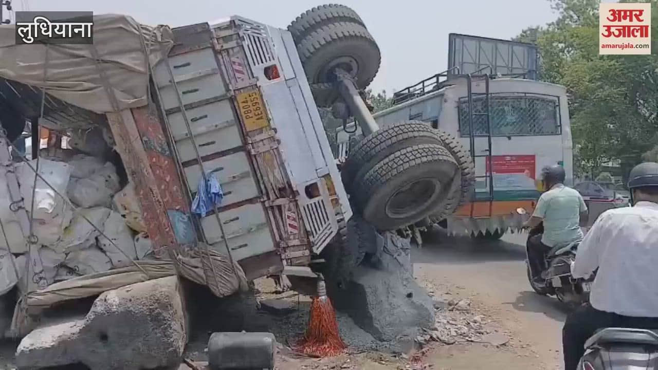 Truck overturned on flyover near Ludhiana bus stand, traffic jam