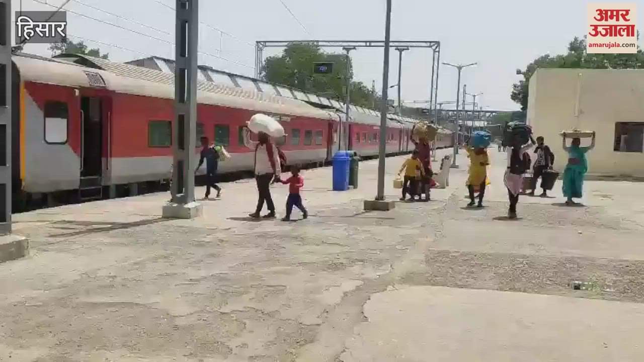 There is no shed arrangement on the entire platform at Hisar railway station