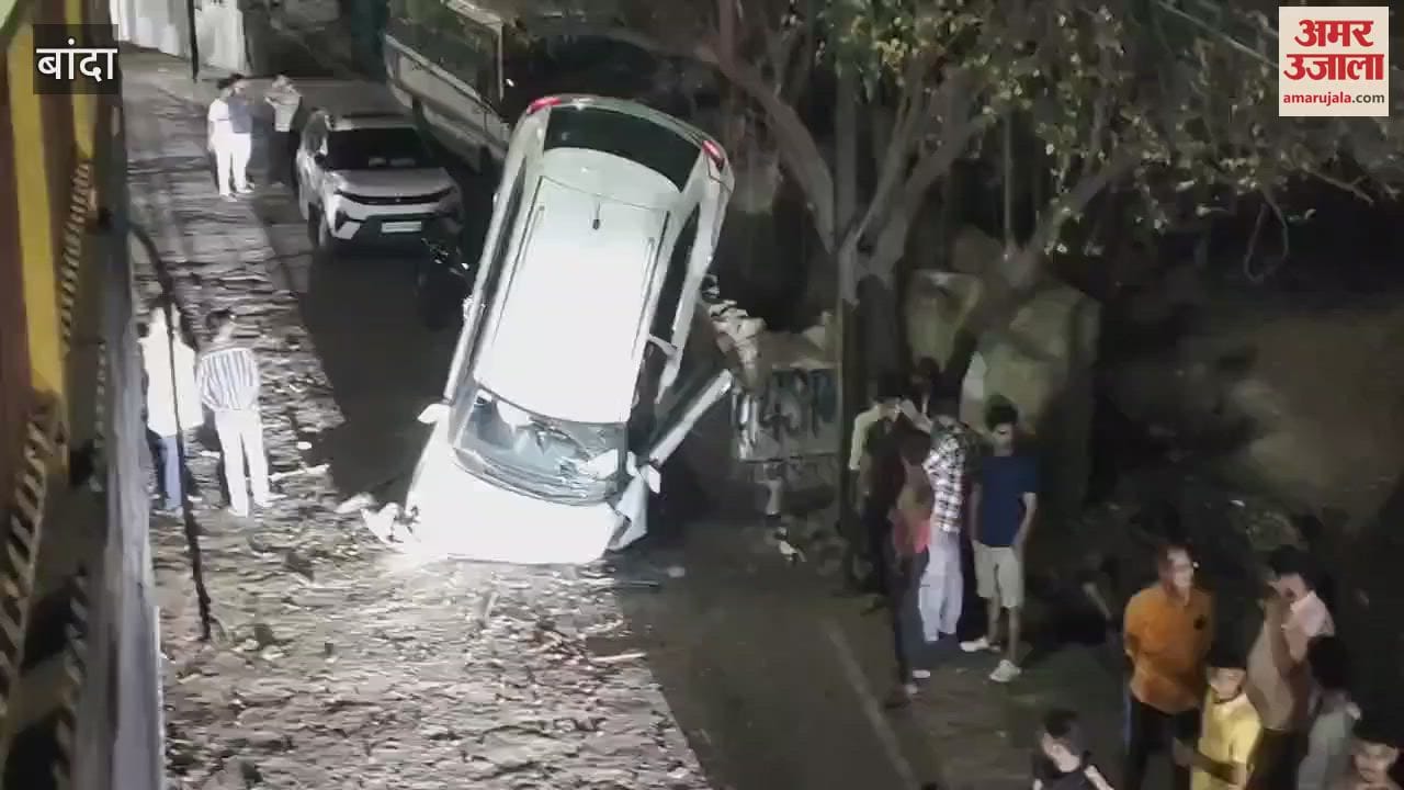 Car broke the railing and fell down from the bridge, two people in the car survived