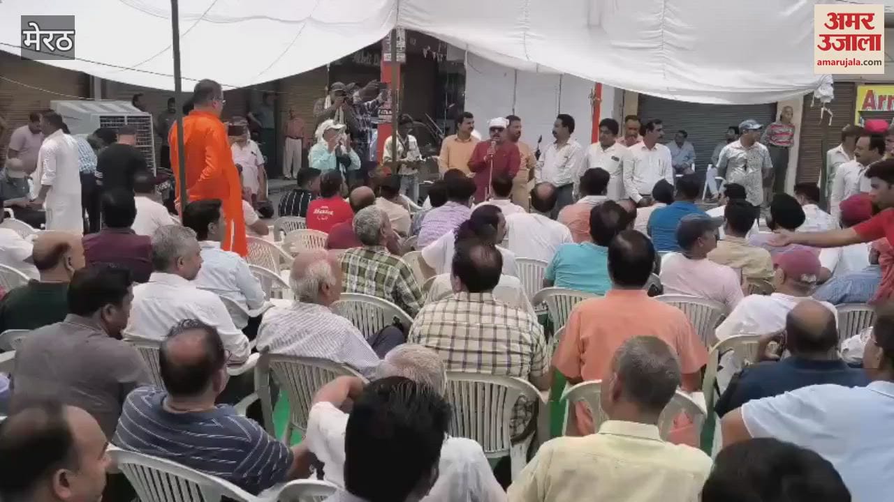 Traders closed the Central Market in Meerut and sat on a dharna, accusing the RTI activist of harassment