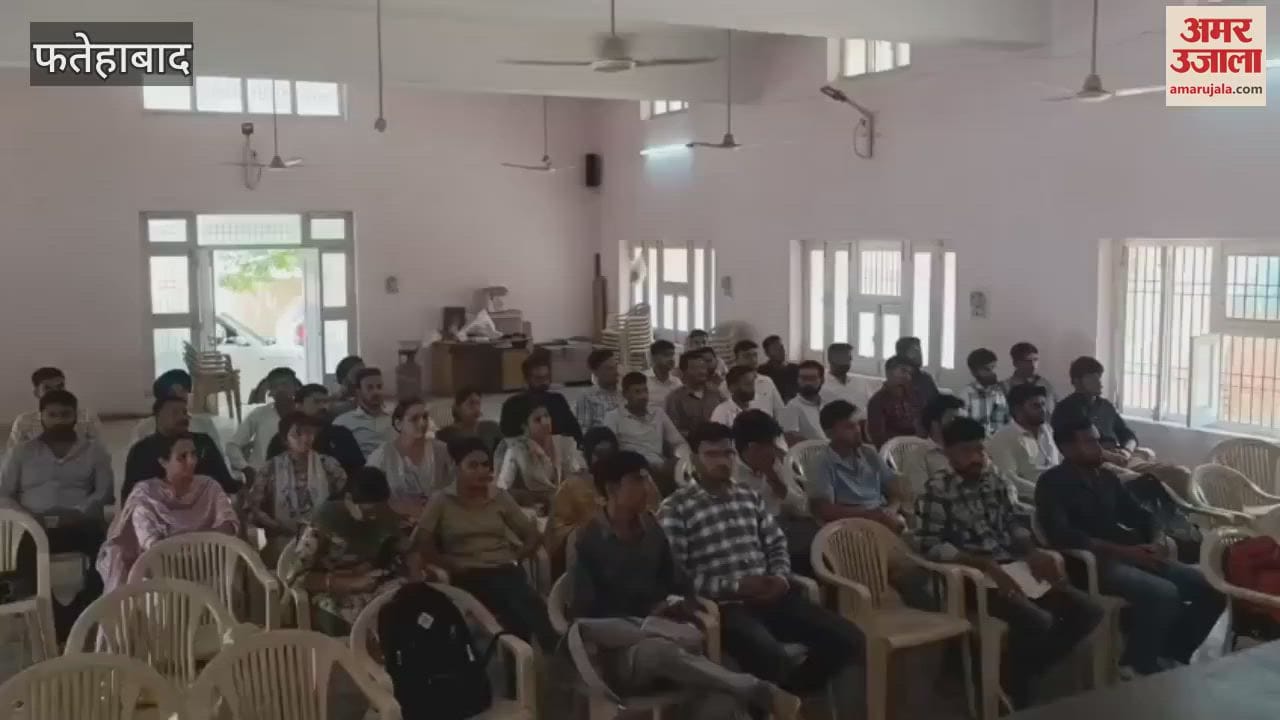 Demand for payment of honorarium to newly appointed trainee Patwaris of Fatehabad, the association submitted a memorandum to the district administration