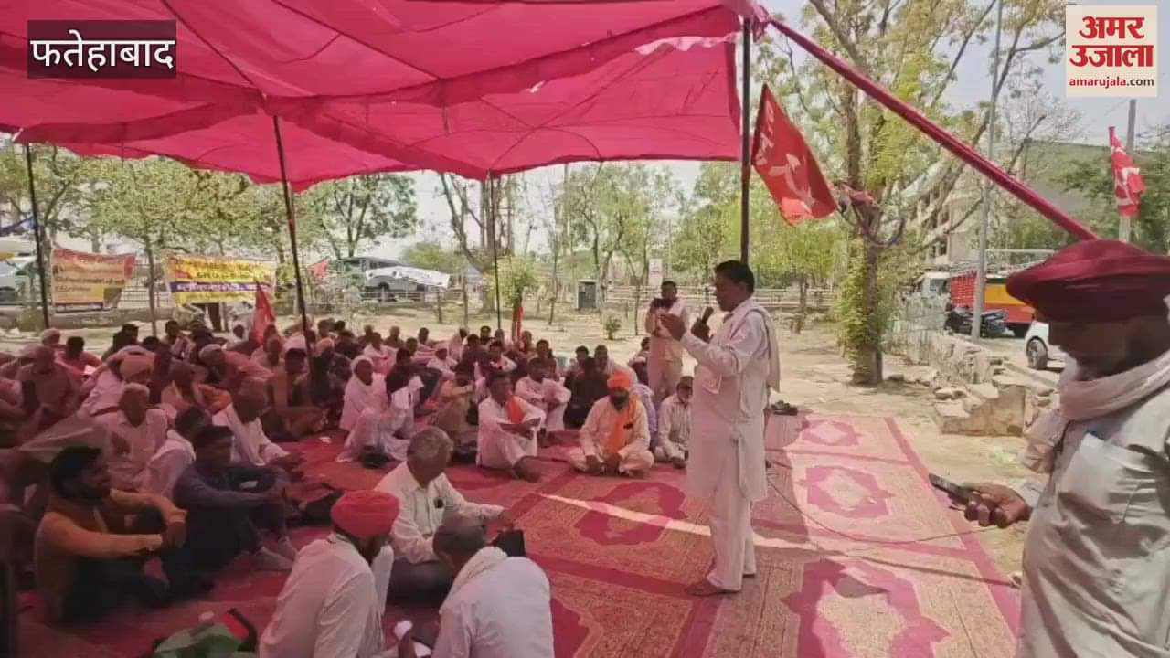 Scheme workers and labourers protested at the DC office regarding their demands and raised slogans